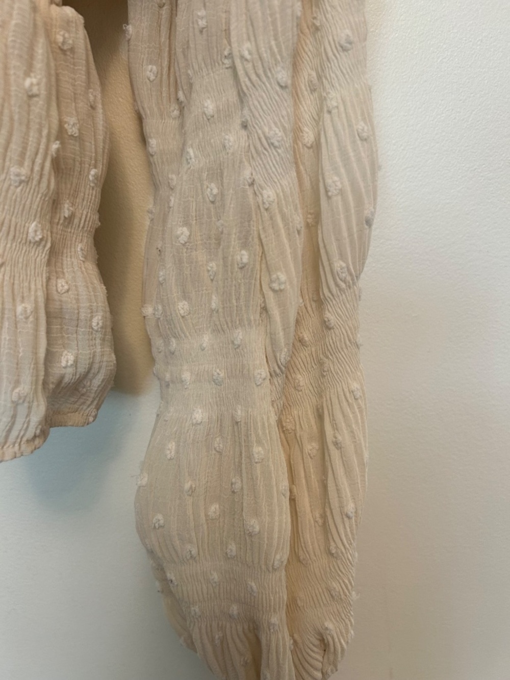 Line & Dot Pippa Smocked Clip Dot Blouse Taupe Beige V-Neck M Fairycore bohochic - Picture 2 of 16
